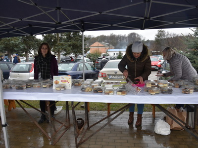 Zdjęcia przed firmą Erkado Sp. z o.o. z Charytatywnego Kiermaszu Ciast