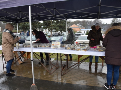 Zdjęcia przed firmą Erkado Sp. z o.o. z Charytatywnego Kiermaszu Ciast