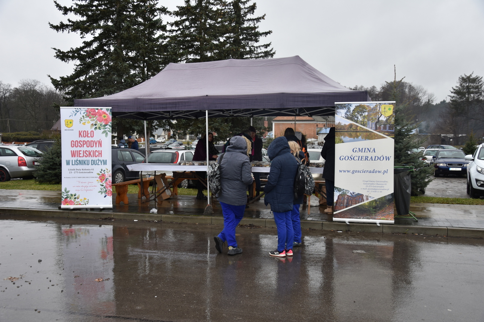 Zdjęcia przed firmą Erkado Sp. z o.o. z Charytatywnego Kiermaszu Ciast