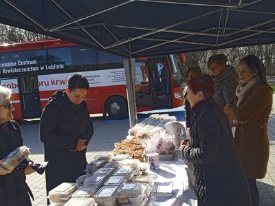 Zdjęcie z Charytatywnego Kiermaszu Ciast i akcji krwiodawstwa