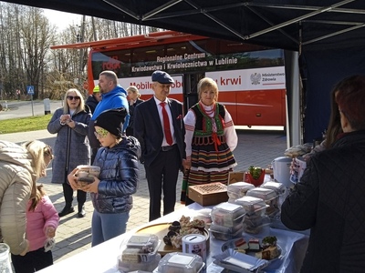 Zdjęcie z Charytatywnego Kiermaszu Ciast i akcji krwiodawstwa