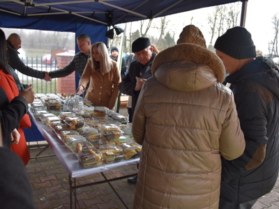 Zdjęcia z charytatywnego kiermaszu ciast w Liśniku Dużym