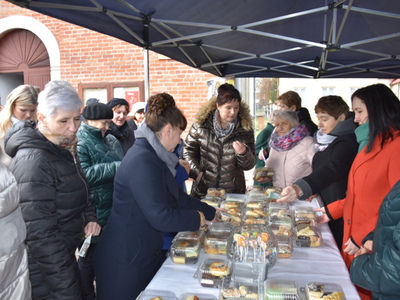 Zdjęcia z charytatywnego kiermaszu ciast w Liśniku Dużym