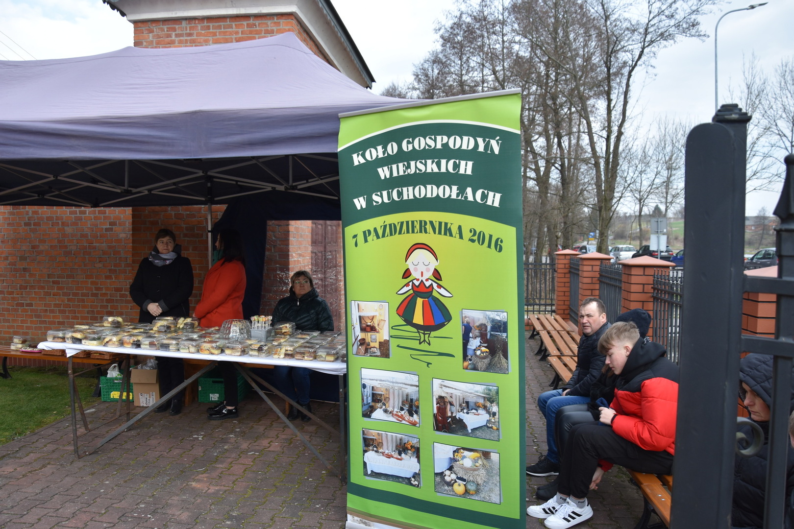Zdjęcia z charytatywnego kiermaszu ciast w Liśniku Dużym