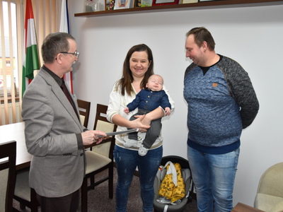 Zdjęcie z powitania nowego mieszkańca gminy Gościeradów