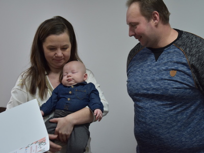 Zdjęcie z powitania nowego mieszkańca gminy Gościeradów