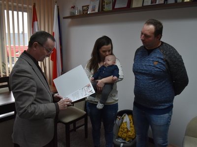 Zdjęcie z powitania nowego mieszkańca gminy Gościeradów