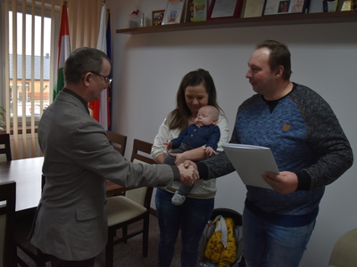 Zdjęcie z powitania nowego mieszkańca gminy Gościeradów