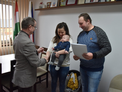 Zdjęcie z powitania nowego mieszkańca gminy Gościeradów