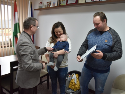 Zdjęcie z powitania nowego mieszkańca gminy Gościeradów