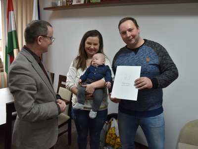 Zdjęcie z powitania nowego mieszkańca gminy Gościeradów