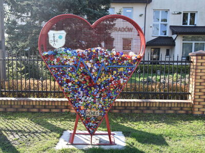 Zdjęcie serduszka z nakrętkami przed Urzędem Gminy Gościeradów