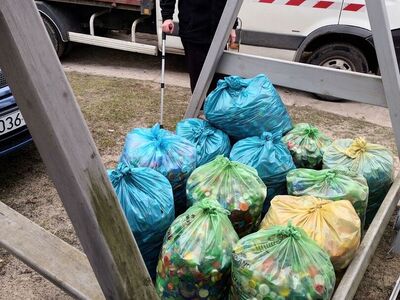 Zdjęcie worków z nakrętkami