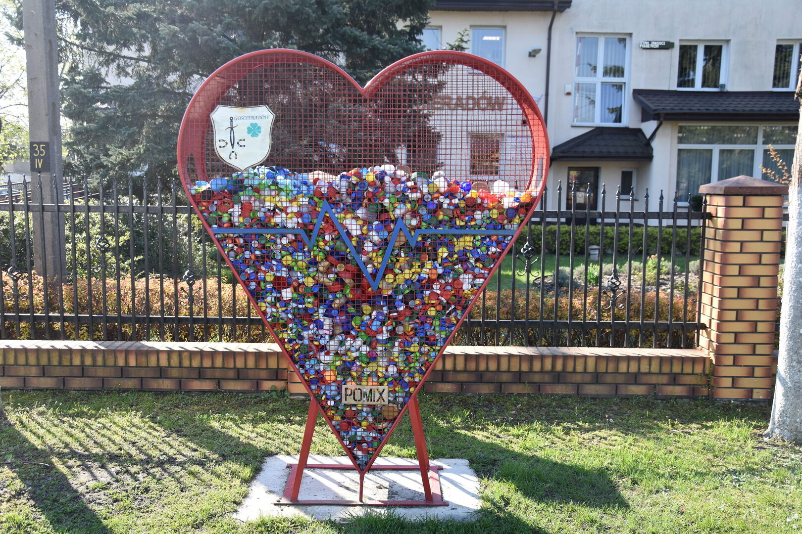 Zdjęcie serduszka z nakrętkami przed Urzędem Gminy Gościeradów