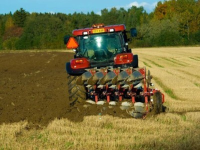 Zdjęcie ciągnika na polu