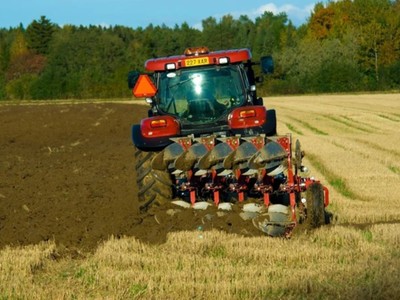 Zdjęcie ciągnika na polu