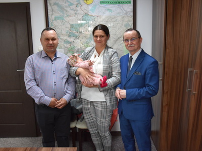 Zdjęcie z powitania nowej mieszkanki gminy Gościeradów