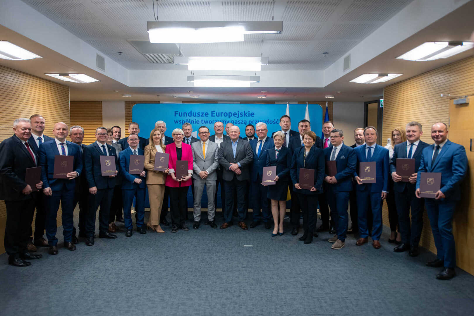 Zdjęcie z uroczystego wręczenia umów