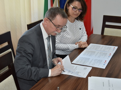 Zdjęcie ze spotkania w sprawie podpisania umowy na budowę hali sportowej