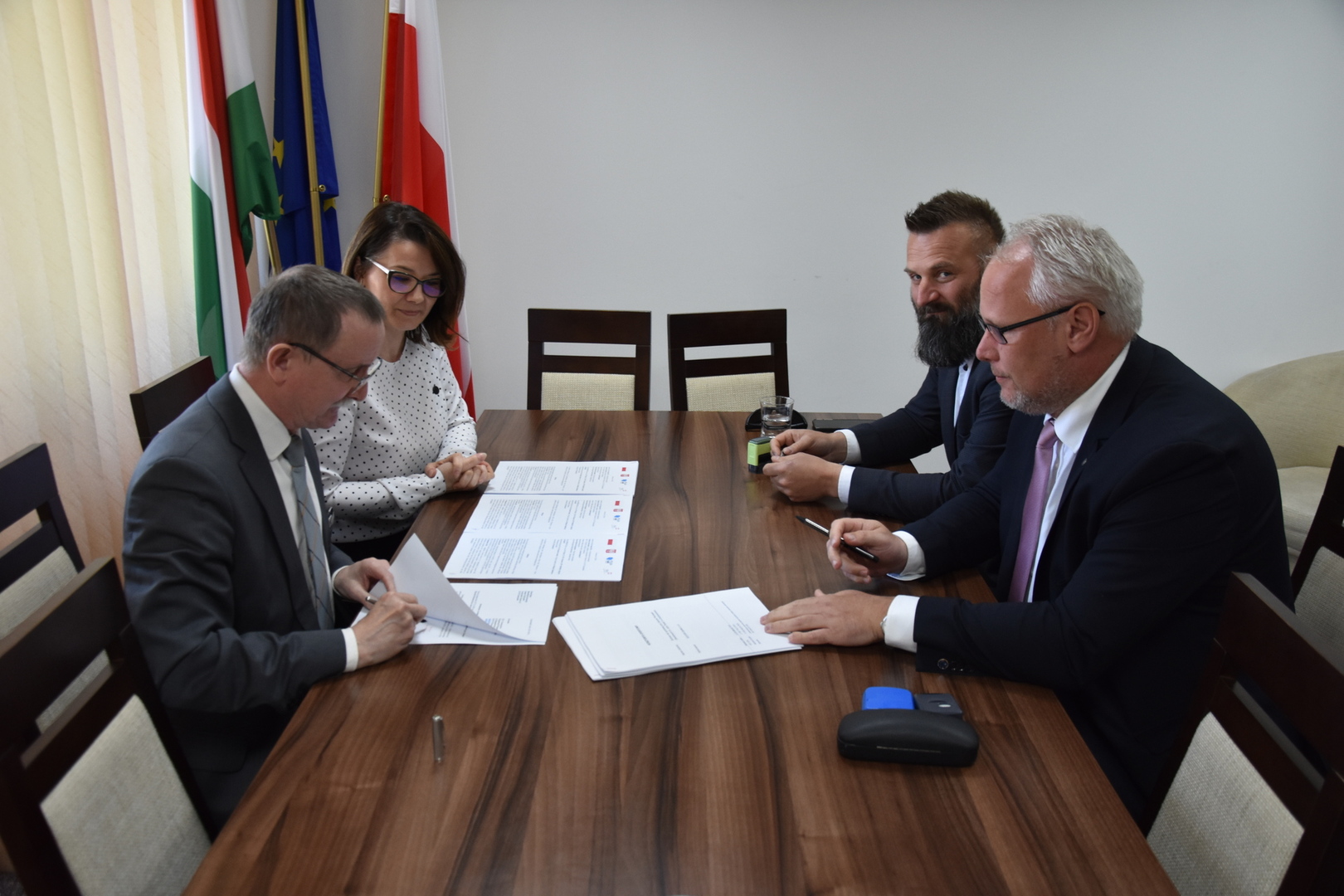 Zdjęcie ze spotkania w sprawie podpisania umowy na budowę hali sportowej