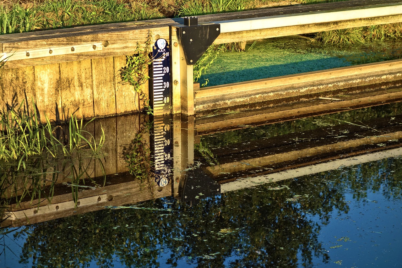 Zdjęcie przedstawiające wodę i wskaźnik poziomu wody