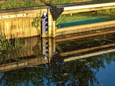 Zdjęcie przedstawiające wodę i wskaźnik poziomu wody