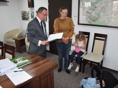 Zdjęcie z powitania nowego mieszkańca gminy Gościeradów