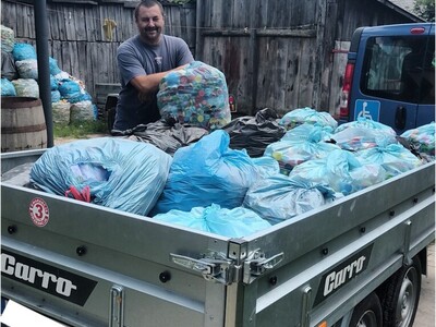 Zdjęcie z przekazania plastikowych nakrętek