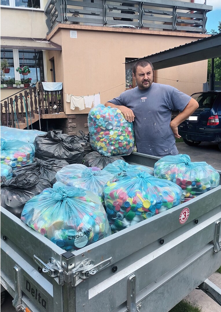 Zdjęcie z przekazania plastikowych nakrętek