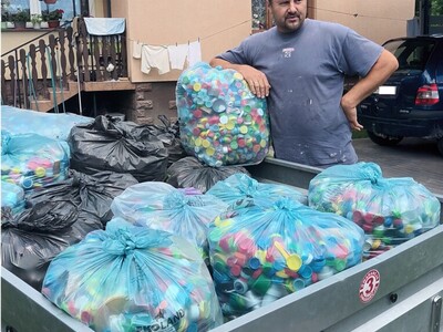Zdjęcie z przekazania plastikowych nakrętek