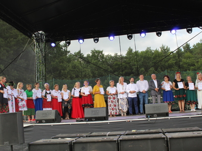 Zdjęcie zbiorowe przedstawicieli  uhonorowanych  stoisk