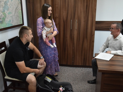 Zdjęcie z powitania nowej mieszkanki Gminy Gościeradów