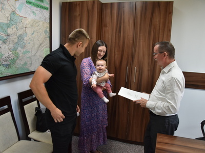 Zdjęcie z powitania nowej mieszkanki Gminy Gościeradów