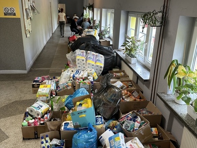 Zdjecie przedstawiajace artykuły zebrane dla powodzian.