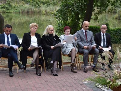 Zdjęcie z Narodowego Czytania przy stawach w Wólce Gościeradowskiej
