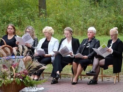 Zdjęcie z Narodowego Czytania przy stawach w Wólce Gościeradowskiej