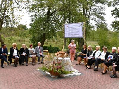 Zdjęcie z Narodowego Czytania przy stawach w Wólce Gościeradowskiej