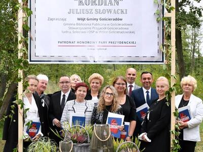 Zdjęcie z Narodowego Czytania przy stawach w Wólce Gościeradowskiej