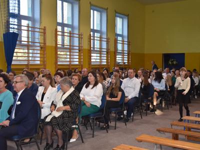 Zdjęcie zebranych osób (część widowni).