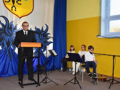 Przy mównicy Dyrektor Zespołu Szkół w Księżomierzy