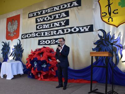 Zdjęcie przdstawiające wójta na tle dekoracji
