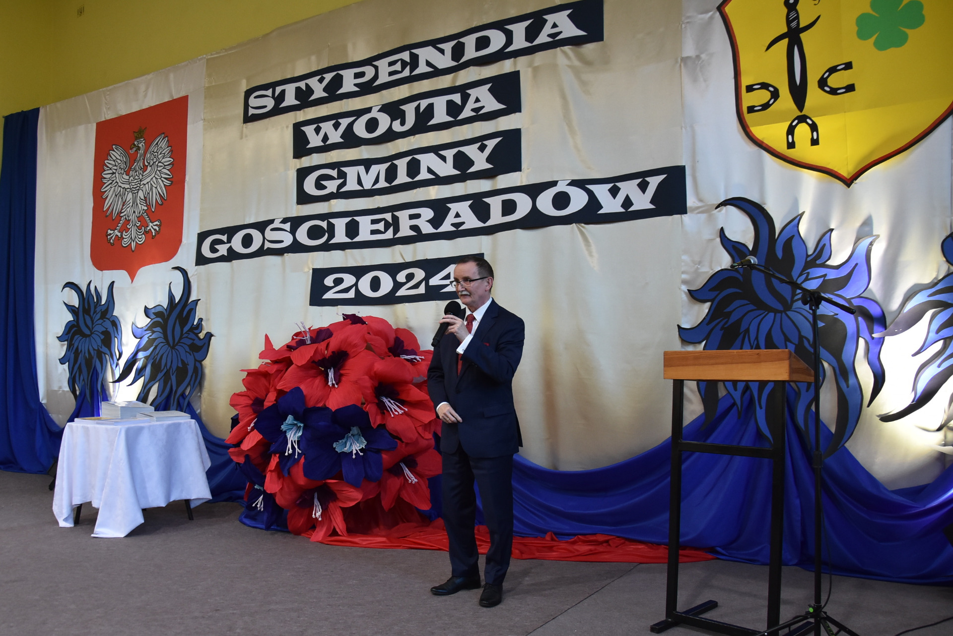 Zdjęcie przdstawiające wójta na tle dekoracji