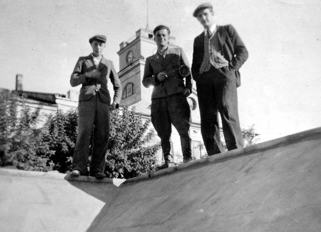 panowie_stoja_na_krawedzi_basenu_zbudowanego_na_rynku_podczas_okupacji_hitlerowskiej.jpg [1064x771]