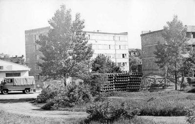 Blok na ul. Mogielnickiej obok meblowego