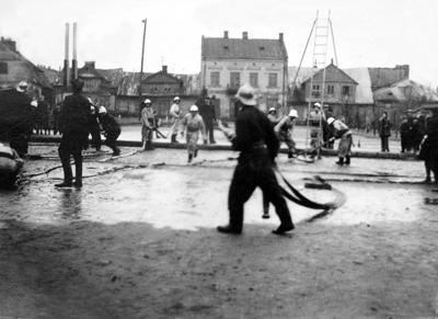 Pokaz strażacki na rynku