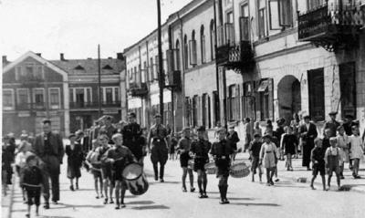ul. Ks. P. Skargi. Na przełomie 1933 i 1934 roku przywódcy Hitlerjugend zwrócili się do Związku Harcerstwa Polskiego w Niemczech z żądaniem przystąpienia polskich harcerzy do swojej organizacji jako „autonomiczna grupa mniejszościowa”. W razie odmowy zagrozili rozwiązaniem Harcerstwa Polskiego na terenach Niemiec. Związek Harcerstwa Polskiego w Niemczech trzykrotnie odmawiał na podobne apele ze strony Hitlerjugend.