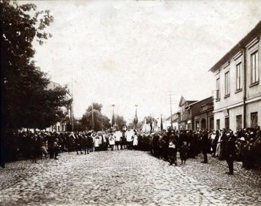 Ul. Niepodległości, a w oddali budynek poczty