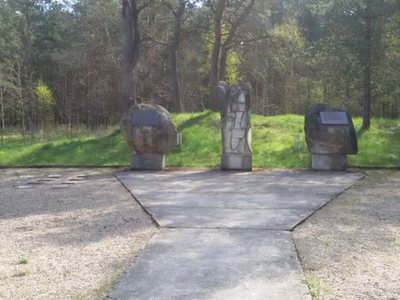 Pomnik w Modrolesie