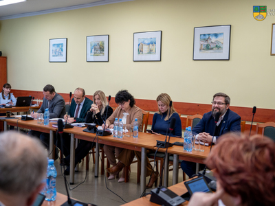 Na zdjęciu od lewej Burmistrz Tychowa, Zastępca Burmistrza Tychowa, Skarbnik Gminy Tychowo, Sekretarz Gminy Tychowo, Radca Prawny oraz Kierownik Gminnego Ośrodka Sportu i Gospodarki Komunalnej w Tychowie.