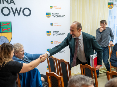 Zastępca Burmistrza Jacek Marcinkowski składa podziękowania ustępującej Sołtys Sołectwa Słonino Barbarze Malickiej.